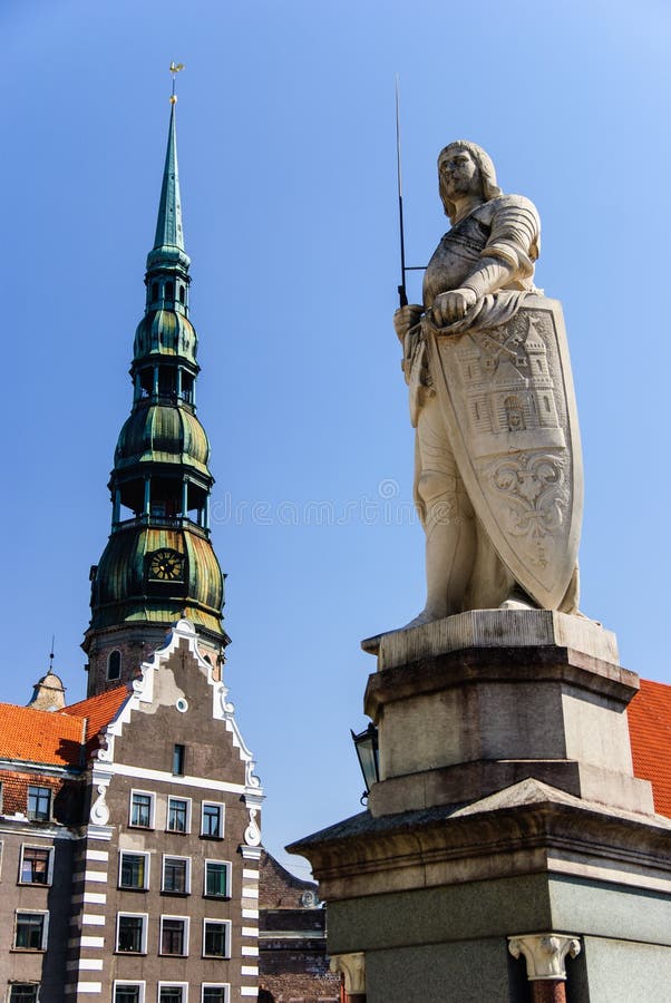 Het standbeeld van Roland en St Peter kerk, Riga, Letland royalty-vrije stock afbeelding Het standbeeld van Roland en St Peter kerk, Riga, Letland royalty-vrije stock afbeelding