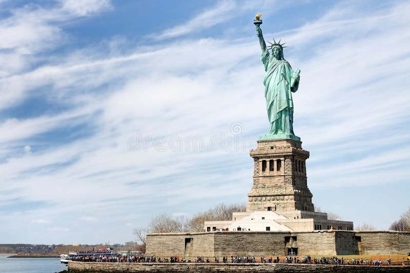 Het standbeeld van Vrijheid en vrijheidseiland royalty-vrije stock foto Het standbeeld van Vrijheid en vrijheidseiland royalty-vrije stock foto