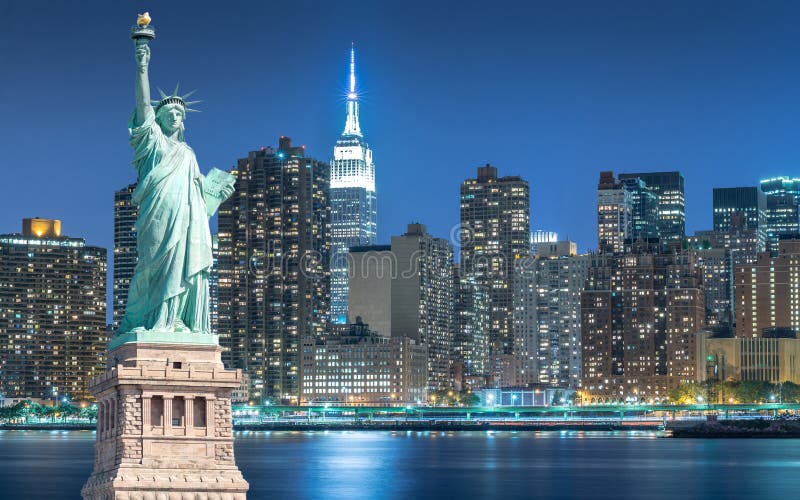 Het Standbeeld van Vrijheid met cityscape in Manhattan bij nacht, de Stad van New York royalty-vrije stock fotografie Het Standbeeld van Vrijheid met cityscape in Manhattan bij nacht, de Stad van New York royalty-vrije stock fotografie