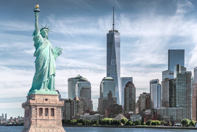 Het standbeeld van Vrijheid met World Trade Centerachtergrond, Oriëntatiepunten van de Stad van New York Het standbeeld van Vrijheid met World Trade Centerachtergrond, Oriëntatiepunten van de Stad van New York