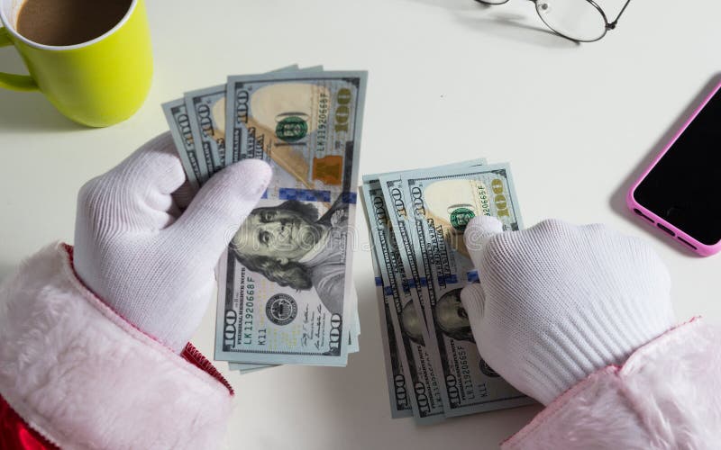 Het standpunt van het tonen van Christmas van Santa Claus of van de Vader overhandigt tellend geld, dollars royalty-vrije stock foto Het standpunt van het tonen van Christmas van Santa Claus of van de Vader overhandigt tellend geld, dollars royalty-vrije stock foto