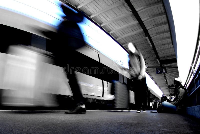 Het station met drie mensen stock foto Het station met drie mensen stock foto