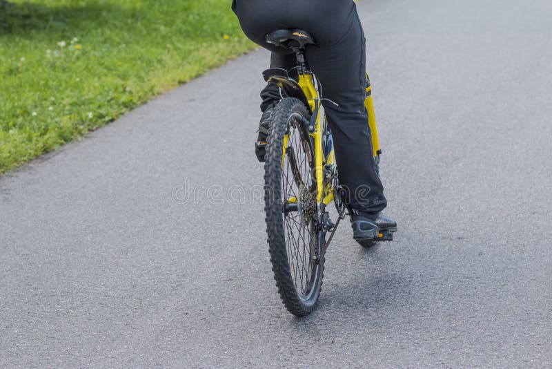 Het stedelijke biking - mens en fiets in stad personenvervoer een fiets op asfaltweg, mening van de rug Actieve levensstijl Stede royalty-vrije stock foto's Het stedelijke biking - mens en fiets in stad personenvervoer een fiets op asfaltweg, mening van de rug Actieve levensstijl Stede royalty-vrije stock foto's
