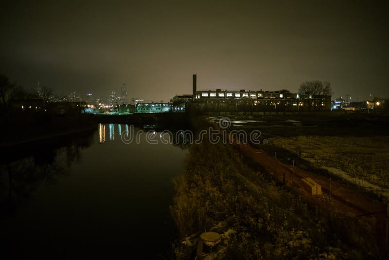 Het stedelijke landschap van de mistrivier in Chicago bij nacht stock afbeeldingen Het stedelijke landschap van de mistrivier in Chicago bij nacht stock afbeeldingen