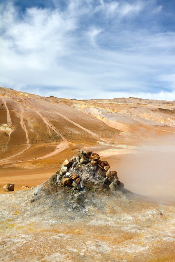 Het stomen van fumarole in Hverir, Namafjall, IJsland stock fotografie Het stomen van fumarole in Hverir, Namafjall, IJsland stock fotografie