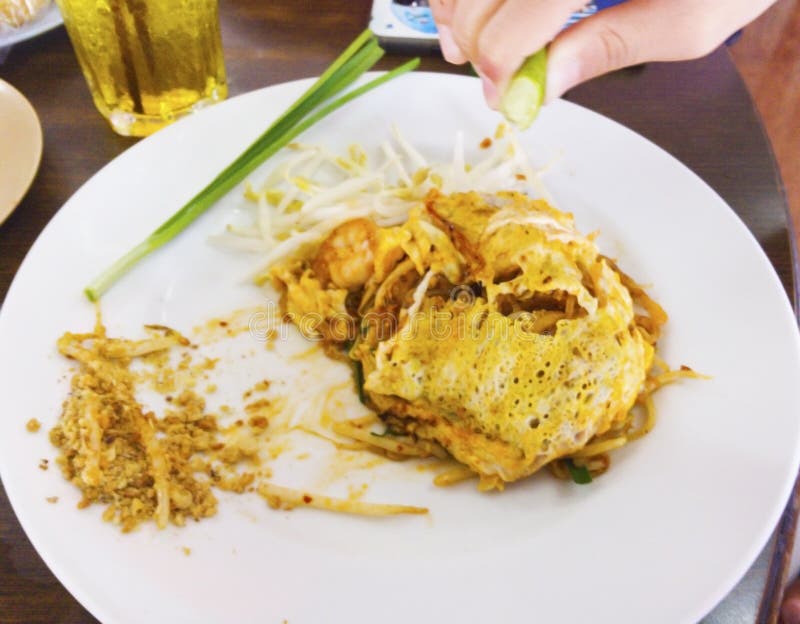 Het stootkussen Thai is een Thaise schotel, witte die rijstnoedels met sauc worden be*wegen-gebraden stock afbeelding Het stootkussen Thai is een Thaise schotel, witte die rijstnoedels met sauc worden be*wegen-gebraden stock afbeelding