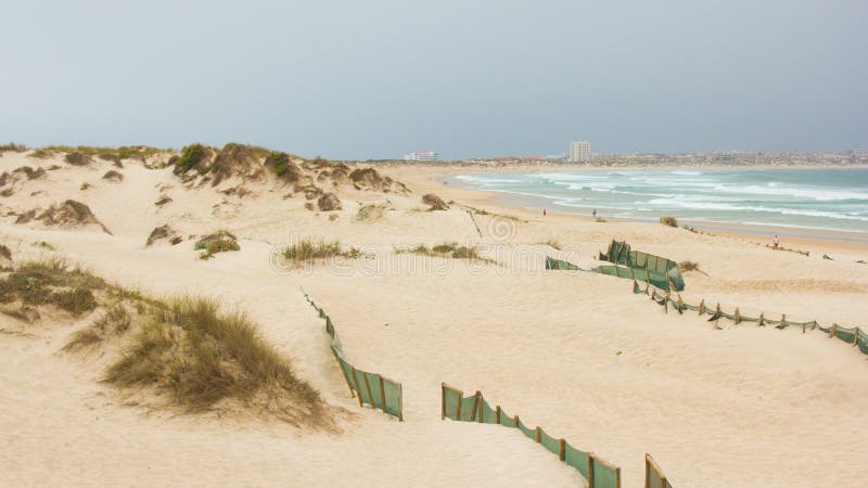 Het Strand van Covada Alfarroba, oude en beschermde duinen en Peniche in de horizon, Portugal