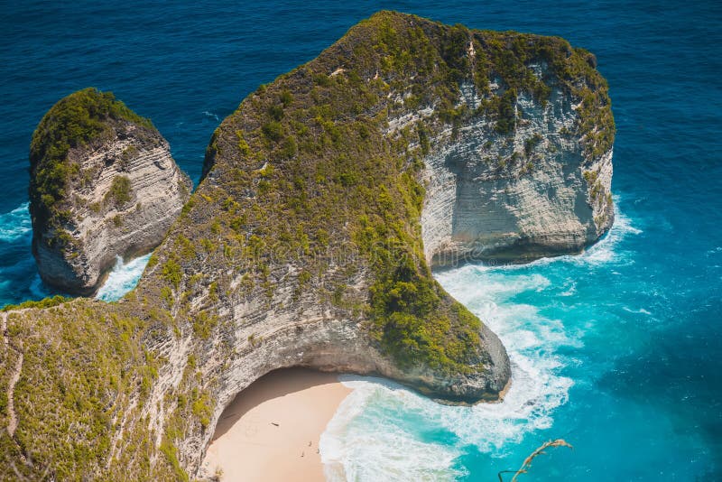 Het Strand van de Mantabaai met rotsen en blauwe oceaan in Nusa Penida Populaire plaats voor toerisme royalty-vrije stock fotografie Het Strand van de Mantabaai met rotsen en blauwe oceaan in Nusa Penida Populaire plaats voor toerisme royalty-vrije stock fotografie