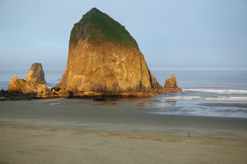 Het Strand van het kanon, de Rots van de Hooiberg, Oregon royalty-vrije stock foto Het Strand van het kanon, de Rots van de Hooiberg, Oregon royalty-vrije stock foto