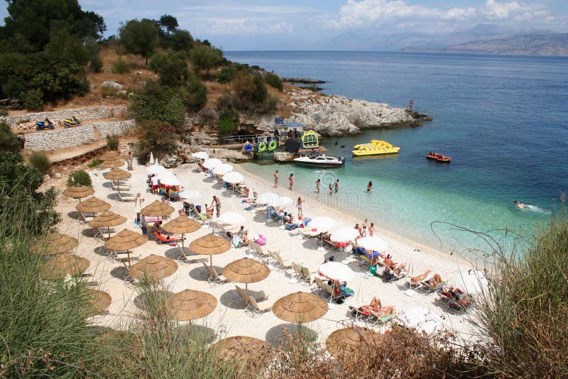 Het Strand van Kassiopi, Korfu, Griekenland.