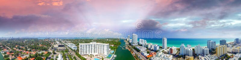 Het Strand van Miami, Florida Panoramische zonsondergang luchtmening stock afbeeldingen Het Strand van Miami, Florida Panoramische zonsondergang luchtmening stock afbeeldingen