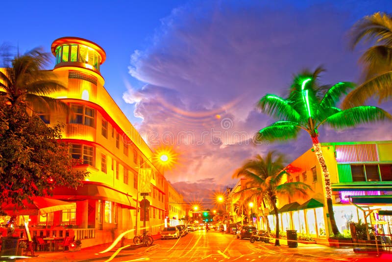 Het Strand van Miami, het Bewegende verkeershotels van Florida en restaurants bij zonsondergang op Oceaanaandrijving royalty-vrije stock fotografie Het Strand van Miami, het Bewegende verkeershotels van Florida en restaurants bij zonsondergang op Oceaanaandrijving royalty-vrije stock fotografie