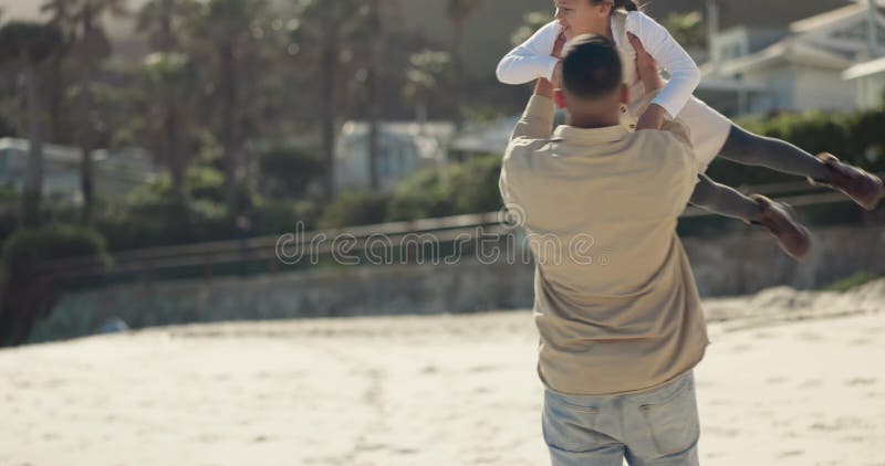 Het strand van pa en het spelen met kinderen in de lucht , met een bonte reis en vakantie in miami buiten. liefdesvader en jong me