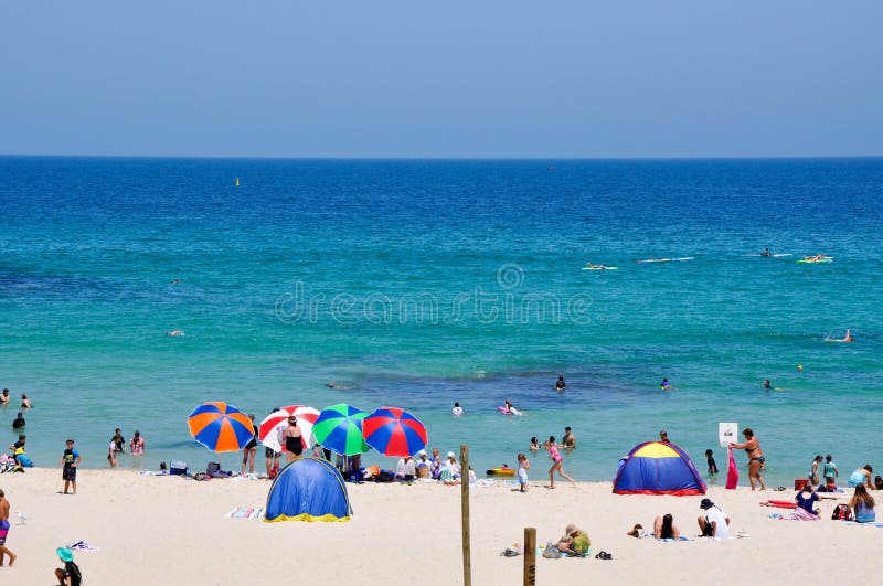 Het Strand van strandumbrella'st Cottesloe royalty-vrije stock foto Het Strand van strandumbrella'st Cottesloe royalty-vrije stock foto