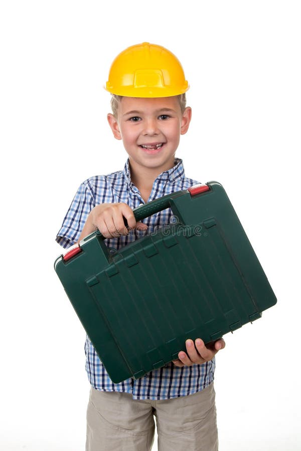 Het studiobeeld van een jonge gelukkige toekomstige bouwer in een mooi blauw checkred overhemd en gele helm, houdend toolbox stock afbeelding Het studiobeeld van een jonge gelukkige toekomstige bouwer in een mooi blauw checkred overhemd en gele helm, houdend toolbox stock afbeelding
