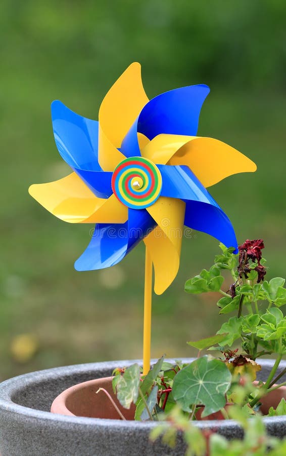 Het stuk speelgoed van de blauwe en Gele Kinderen van de Tuinwindmolen royalty-vrije stock fotografie Het stuk speelgoed van de blauwe en Gele Kinderen van de Tuinwindmolen royalty-vrije stock fotografie