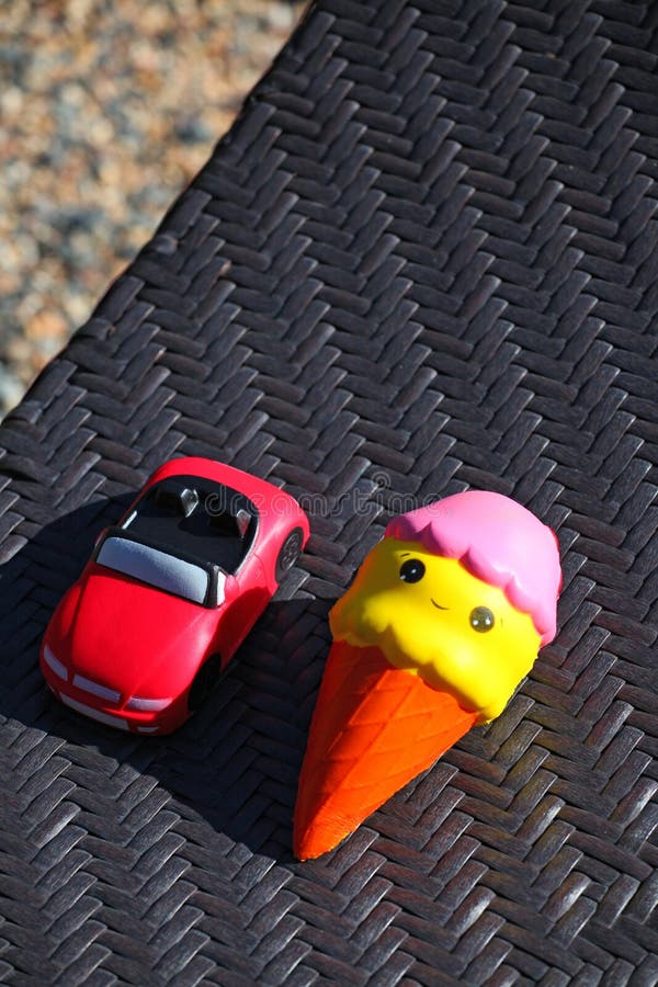 Het stuk speelgoed van de roomijsauto strandsteen royalty-vrije stock afbeelding Het stuk speelgoed van de roomijsauto strandsteen royalty-vrije stock afbeelding