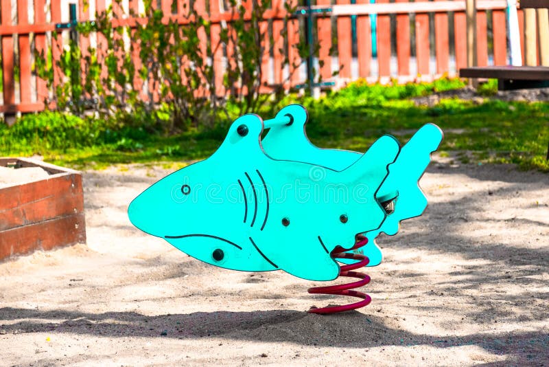 Het stuk speelgoed van kinderen haai, blauwe kleur, op de speelplaats voor kinderen stock foto's Het stuk speelgoed van kinderen haai, blauwe kleur, op de speelplaats voor kinderen stock foto's