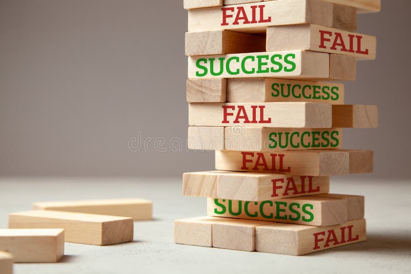 Het succes en ontbreekt Houten toren van blokken De mislukking is als nieuwe stap voor succes De mislukking geeft ervaring en maa royalty-vrije stock afbeelding Het succes en ontbreekt Houten toren van blokken De mislukking is als nieuwe stap voor succes De mislukking geeft ervaring en maa royalty-vrije stock afbeelding