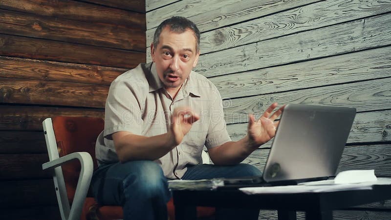 Het succes van freelancer die bij de computer werken stock footage