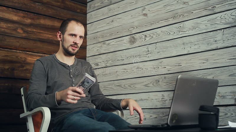 Het succes van freelancer die bij de computer werken stock video