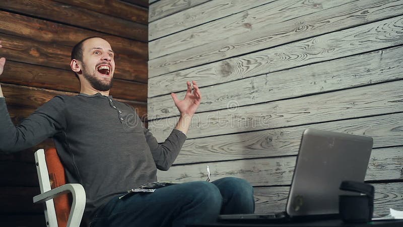 Het succes van freelancer die bij de computer werken stock videobeelden