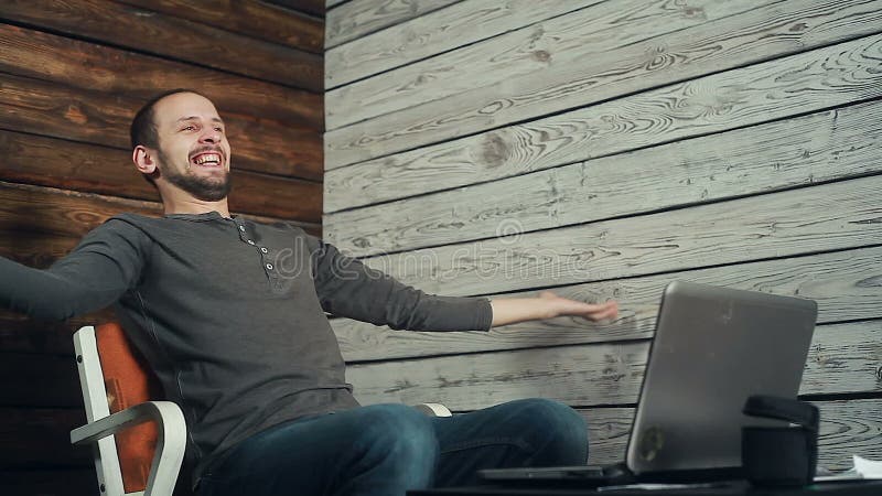Het succes van freelancer die bij de computer werken stock video