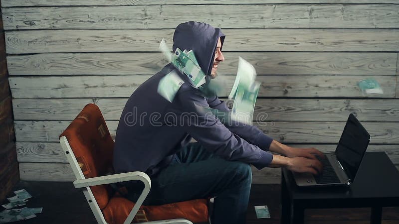 Het succes van freelancer die bij de computer werken stock video