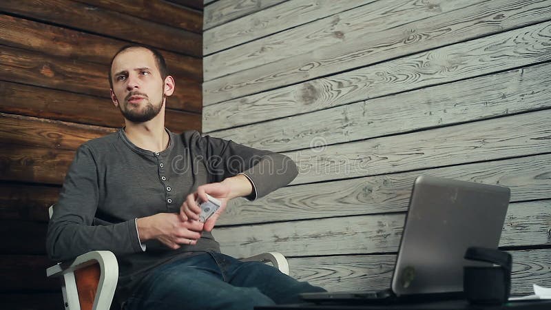 Het succes van freelancer die bij de computer werken stock videobeelden