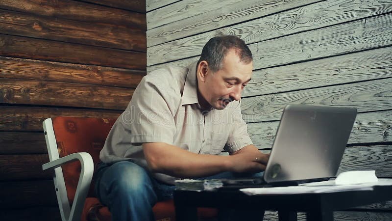 Het succes van freelancer die bij de computer werken stock videobeelden