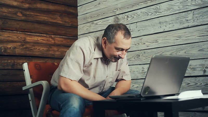 Het succes van freelancer die bij de computer werken stock videobeelden