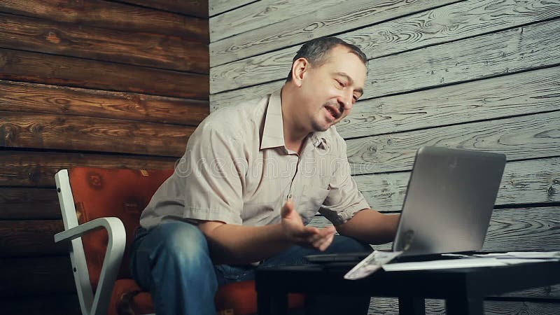 Het succes van freelancer die bij de computer werken stock video