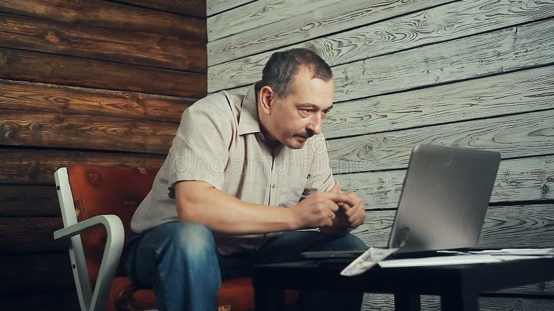 Het succes van freelancer die bij de computer werken stock videobeelden