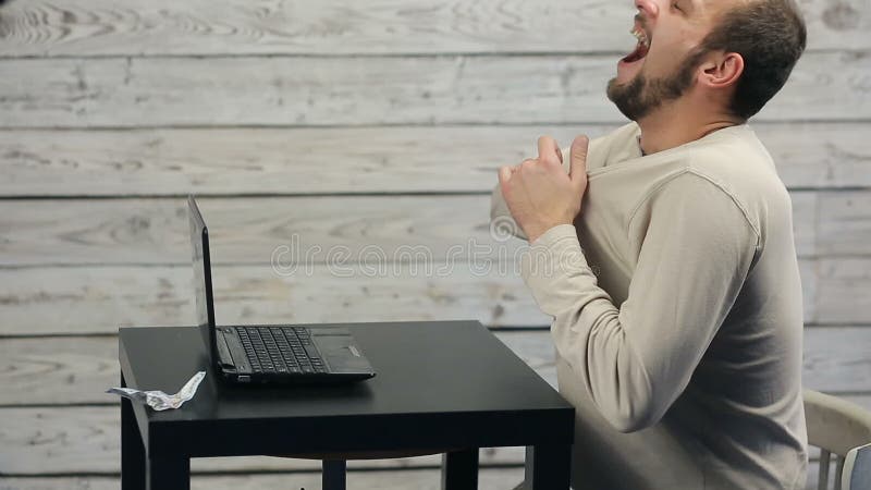 Het succes van freelancer die bij de computer werken stock video