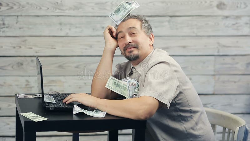 Het succes van freelancer die bij de computer werken stock videobeelden