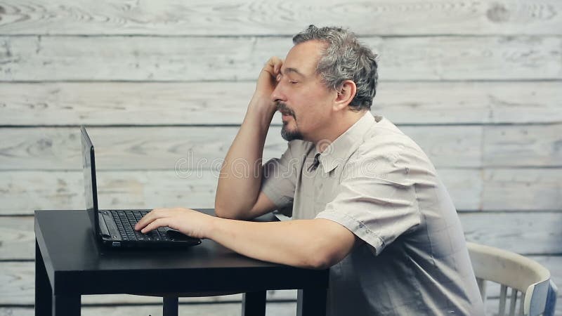 Het succes van freelancer die bij de computer werken stock footage