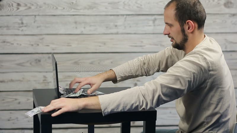 Het succes van freelancer die bij de computer werken stock videobeelden