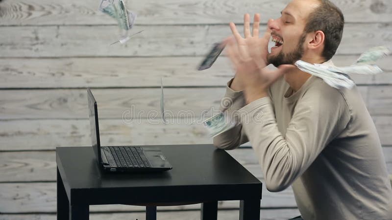 Het succes van freelancer die bij de computer werken stock video