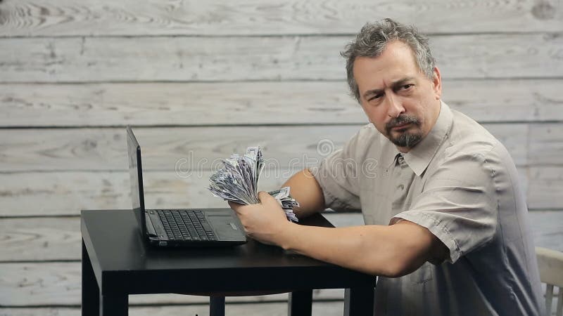 Het succes van freelancer die bij de computer werken stock videobeelden