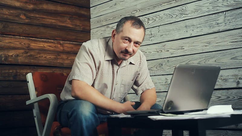 Het succes van freelancer die bij de computer werken stock video