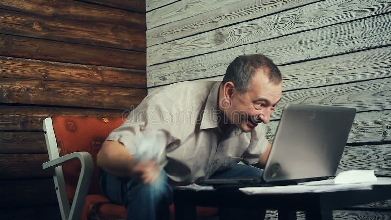 Het succes van freelancer die bij de computer werken stock video