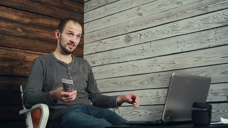 Het succes van freelancer die bij de computer werken stock video