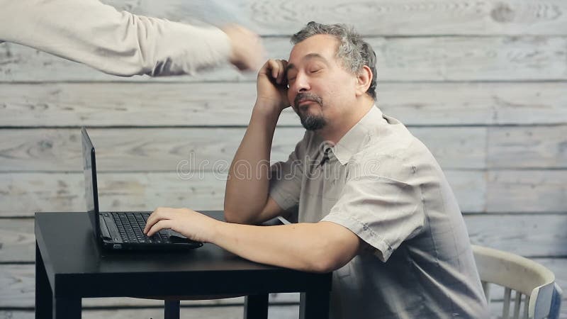 Het succes van freelancer die bij de computer werken stock footage