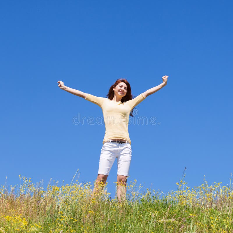 Het succesconcept van de mensenvrijheid Gelukkige vrouwendromen om op winden te vliegen Landschap van gras en bloem de zomergebie stock afbeeldingen Het succesconcept van de mensenvrijheid Gelukkige vrouwendromen om op winden te vliegen Landschap van gras en bloem de zomergebie stock afbeeldingen
