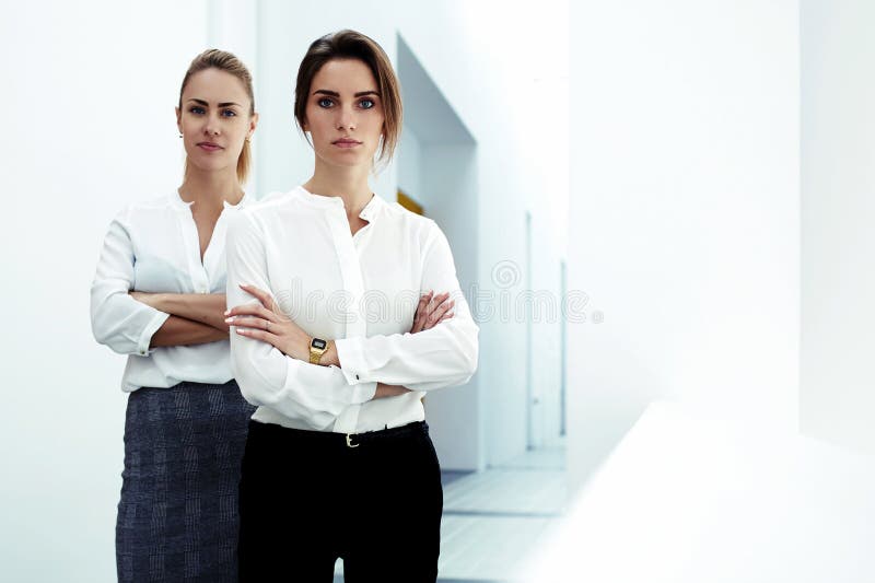 Het succesvolle team van jonge betrouwbare vrouwenleiders kleedde zich in het formele slijtage stellen samen in modern bureau, stock fotografie Het succesvolle team van jonge betrouwbare vrouwenleiders kleedde zich in het formele slijtage stellen samen in modern bureau, stock fotografie