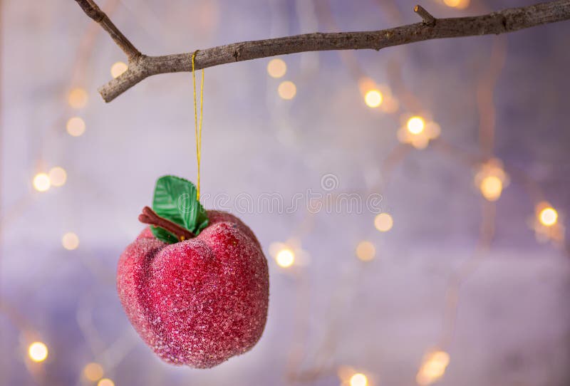 Het suikergoedappel van het Kerstmisornament het rode suiker met een laag bedekte hangen op droge boomtak Het glanzen slinger gou stock fotografie Het suikergoedappel van het Kerstmisornament het rode suiker met een laag bedekte hangen op droge boomtak Het glanzen slinger gou stock fotografie