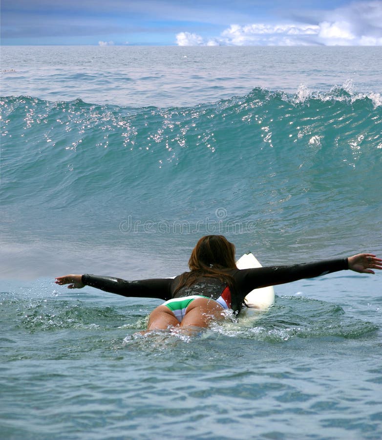Het surfen in de Vreedzame Oceaan royalty-vrije stock foto Het surfen in de Vreedzame Oceaan royalty-vrije stock foto