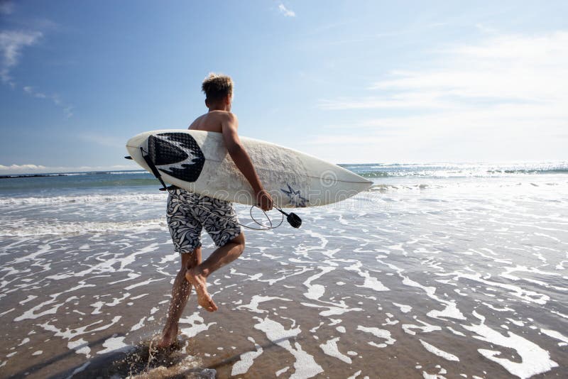 Het surfen van jongens stock afbeelding Het surfen van jongens stock afbeelding