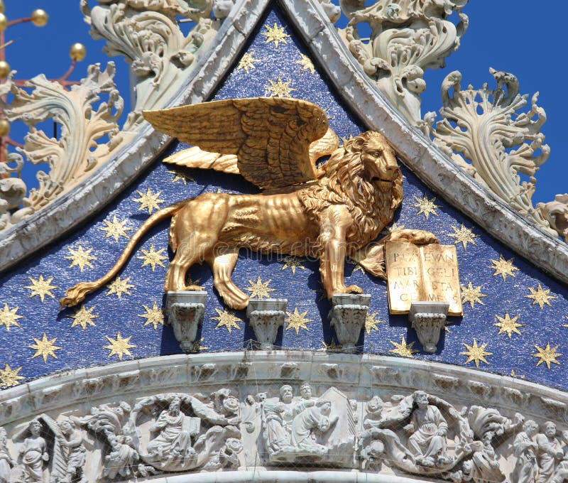 Het symbool van de stad venetië in italië en als gouden vleugel van de leeuw