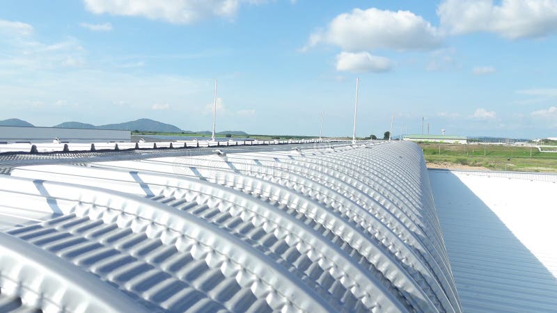 Het systeem van de bliksembescherming installeert met aluminiumkabel en aluminiumbliksemafleider royalty-vrije stock afbeelding Het systeem van de bliksembescherming installeert met aluminiumkabel en aluminiumbliksemafleider royalty-vrije stock afbeelding